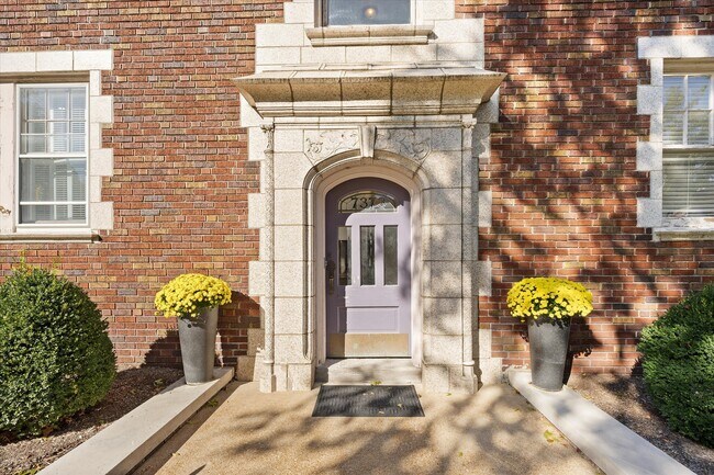 Foto del edificio - 7373 Pershing Ave