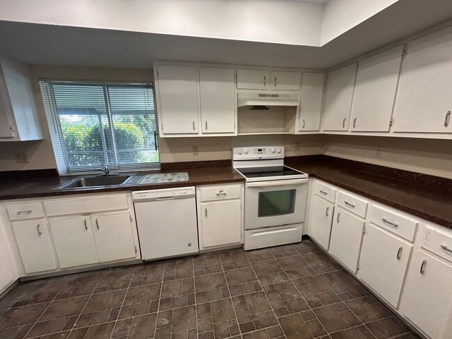 Foto del edificio - Freshly painted interior and new carpet in living room spacious home off Country Club Blvd
