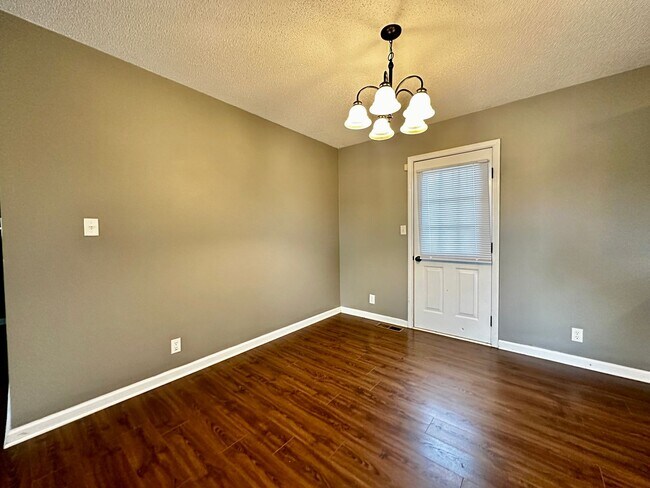 Foto del edificio - Quaint 3 bedroom home in Clarksville