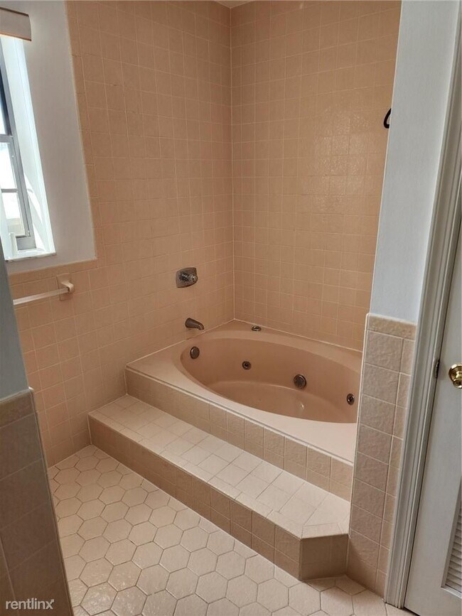 Foto del edificio - 4 br, 3 bath House - 320 SE 12th Ave