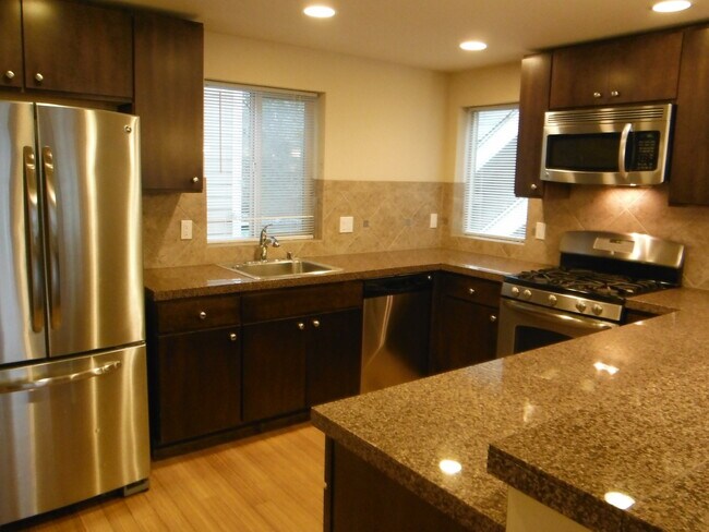 Building Photo - Beautiful Townhouse With Lots of Space