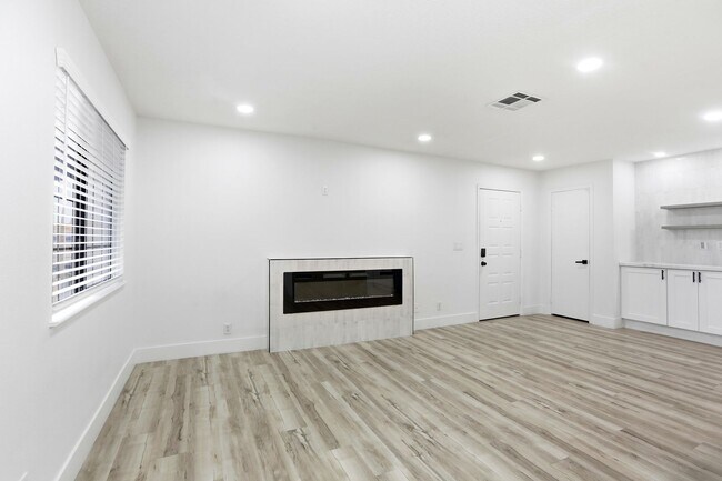Foto del edificio - Beautiful 2 Bedroom Condo in China Town District