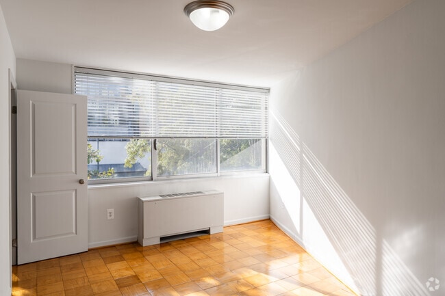 1BR, 1BA w/ Den - 908SF - Entrance - Newport West