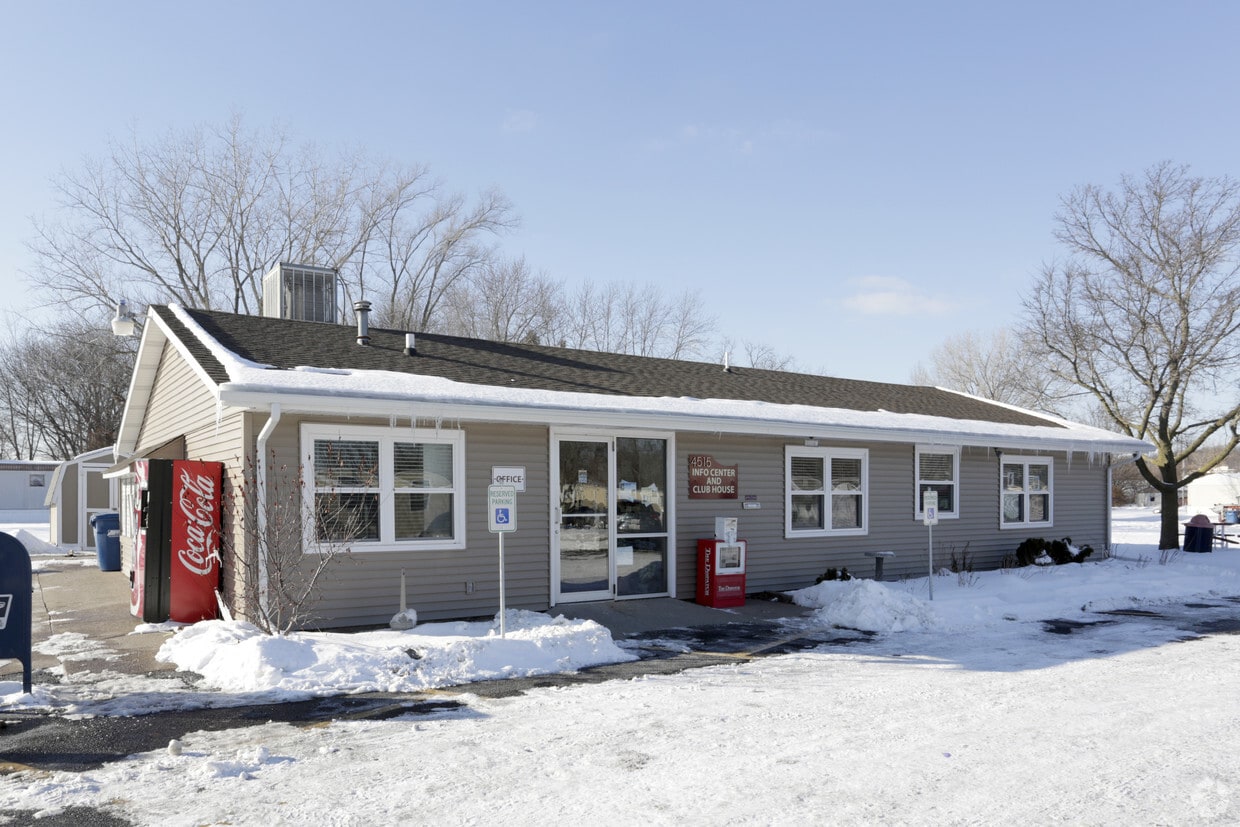 Cloverleaf Village Apartments in Moline, IL