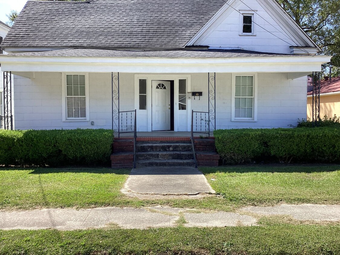 Primary Photo - Three bedroom one and a half bath