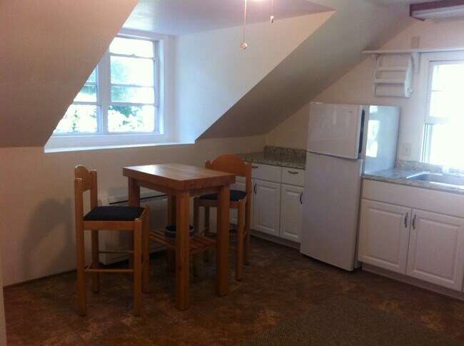 Dinning/Kitchen w/ Bistro Set - 414 Metropolitan Blvd