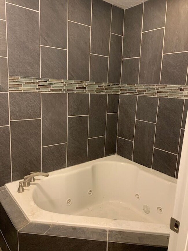 Foto del edificio - 3 bedroom 3 bath house in Midtown!! Available July 2026!