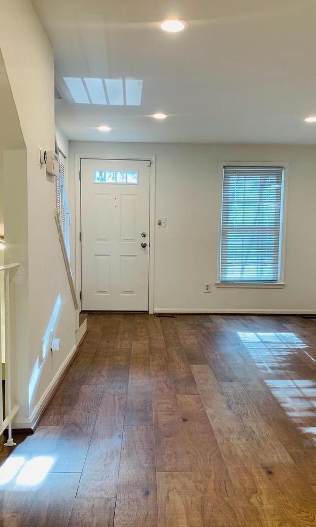 Building Photo - Gorgeous 2BR 2BA 3 level town home fully u...