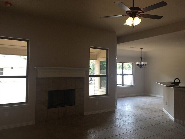 Foto del edificio - 737 MacArthur Blvd