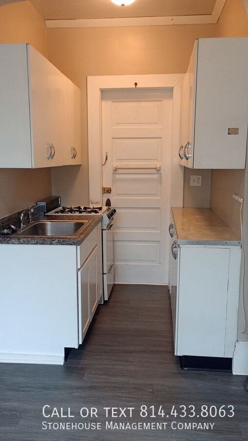 Foto del edificio - 440 W 10th St