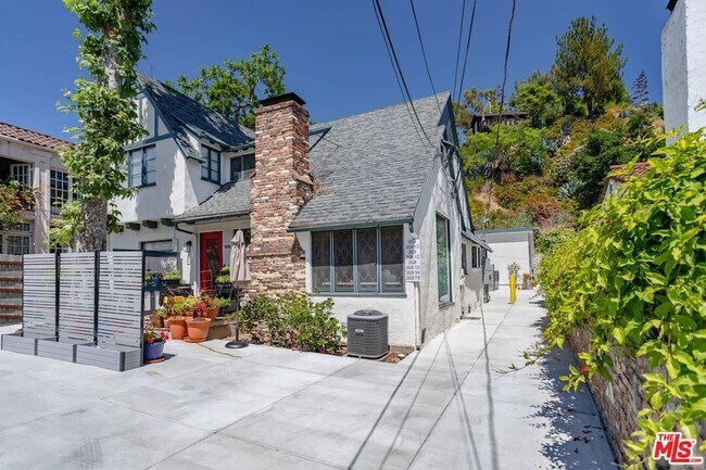 Foto del edificio - 2628 Beachwood Dr