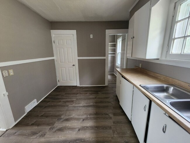 Building Photo - Three bedroom Single Family Home!