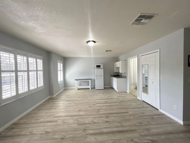 Building Photo - Spacious Studio/Garage Apartment in the De...