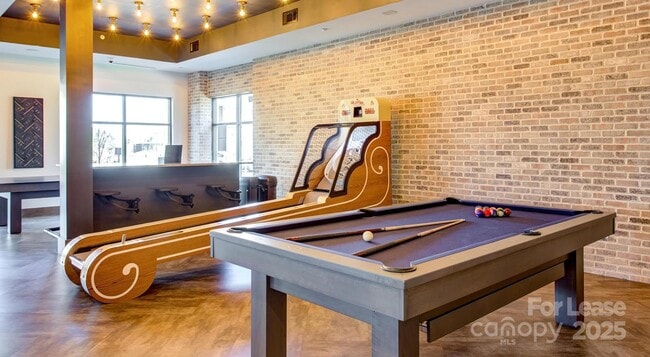 Foto del edificio - 6408 Providence Farm Ln