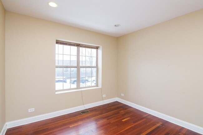 Building Photo - 1716 W Farwell Ave