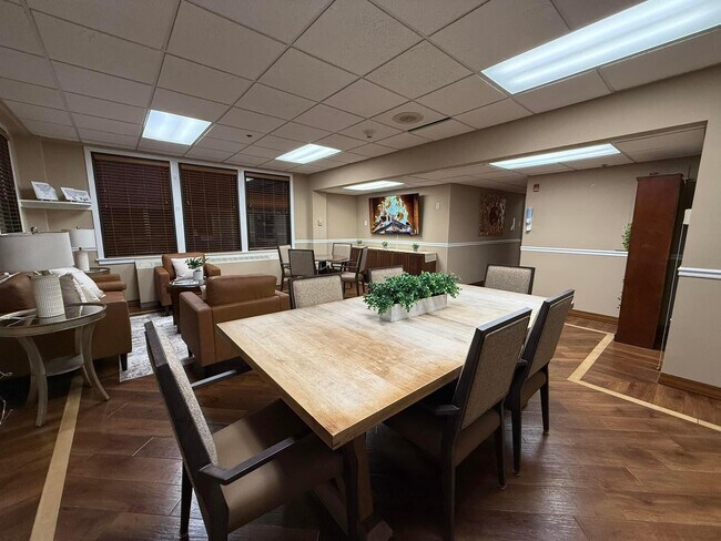 Sala de estar renovada - The Pearl of Montclare Memory Care
