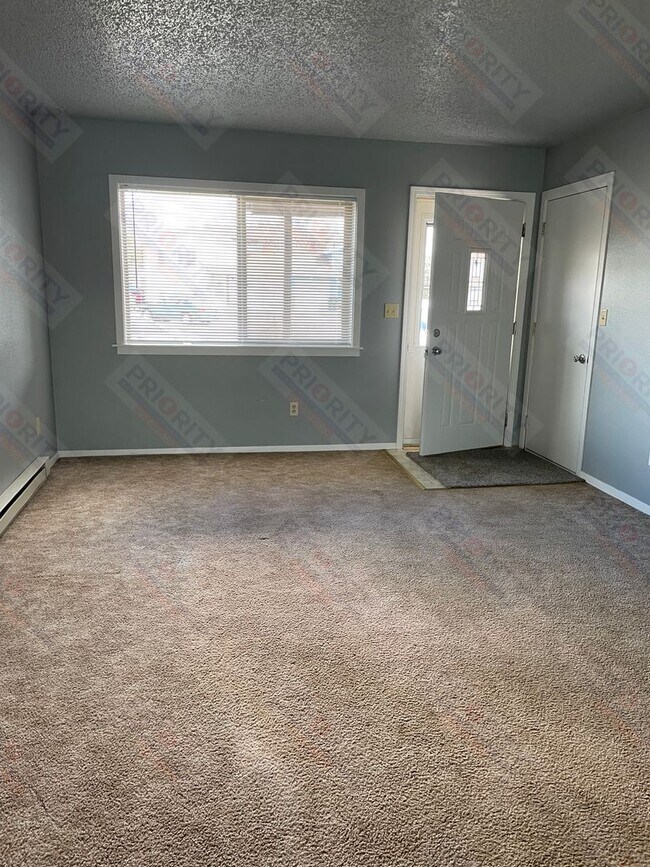 Foto del edificio - 3 Bedroom Townhome with a Garage!