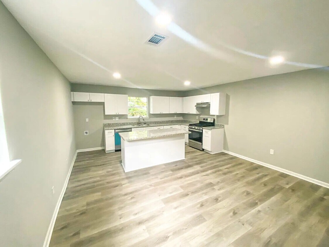 Foto principal - 305 Red Haven Dr