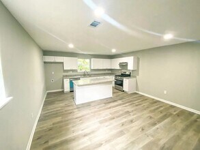 Building Photo - 305 Red Haven Dr