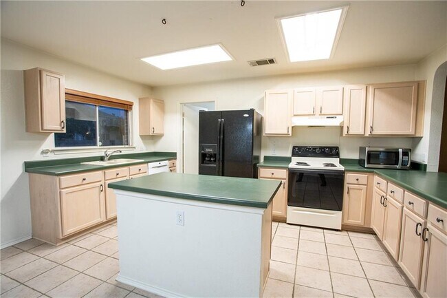 Building Photo - 2214 Milan Dr