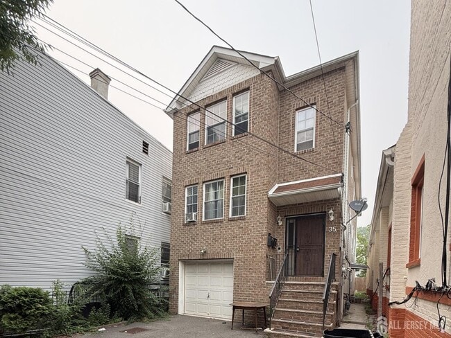 Building Photo - 35 Tillinghast St