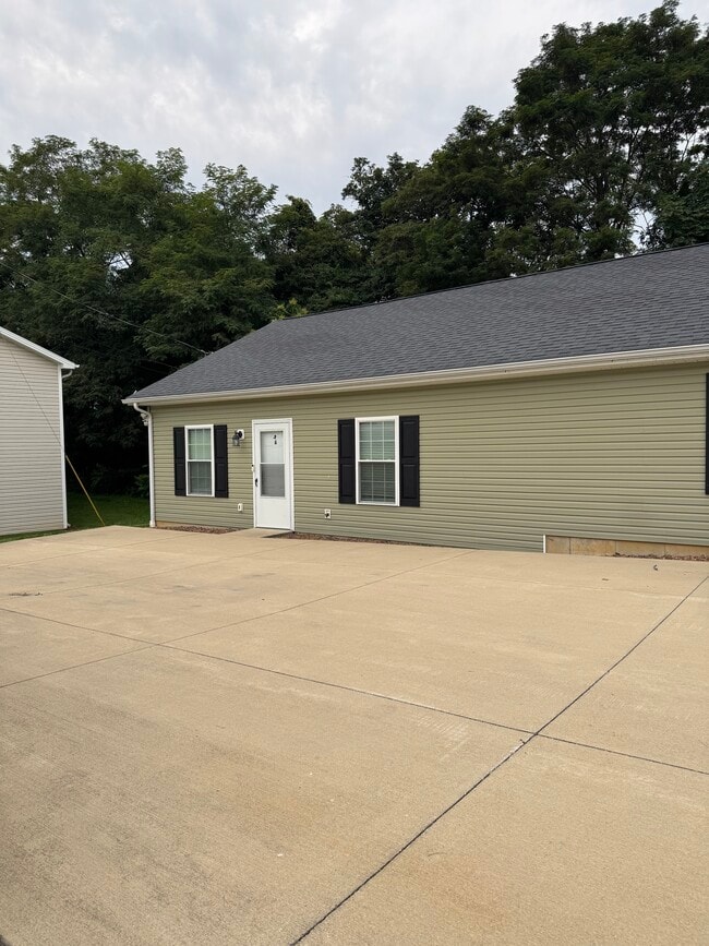 Building Photo - 139 School Side Dr
