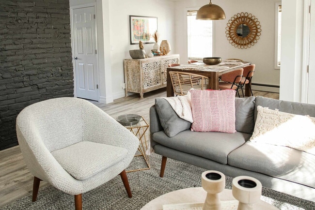 Building Photo - 136 Main St