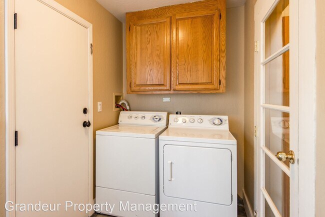 Foto del edificio - 4 br, 2.5 bath House - 111 W. Williams St.
