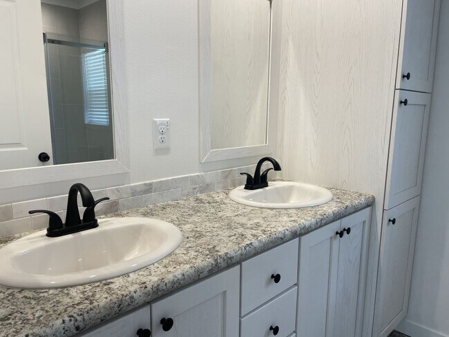 Foto del edificio - 5715 Blue Harbor Dr