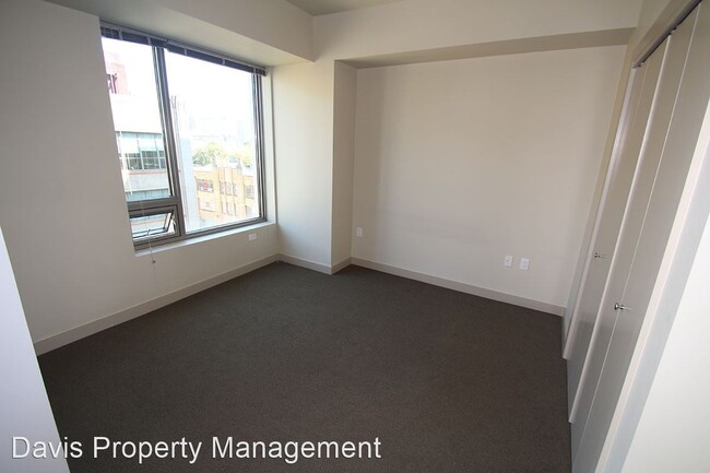 Building Photo - 910 Lenora St