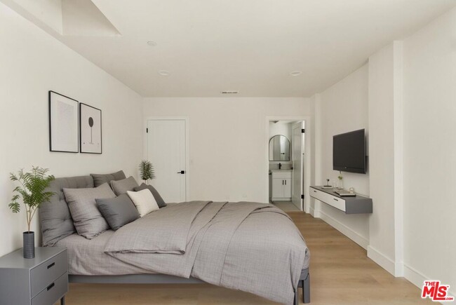 Foto del edificio - 2700 Fletcher Dr
