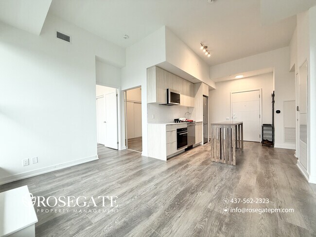 Photo du bâtiment - Spacious 3-Bedroom Condo in Scarborough with 2 Bathrooms, Parking & Internet Included