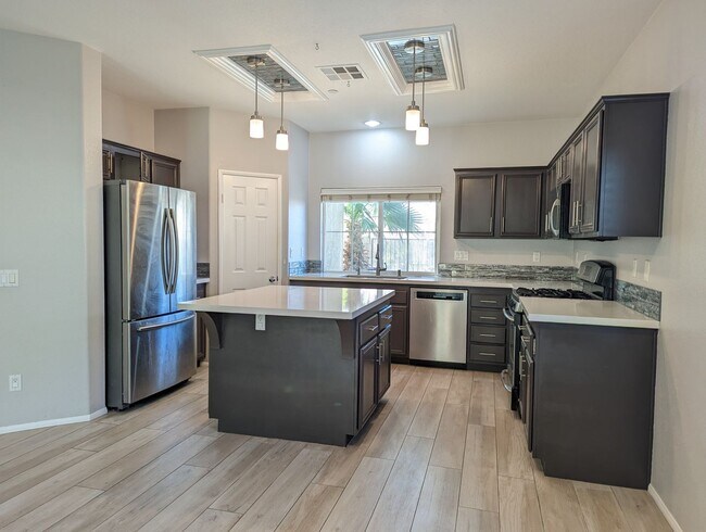 Foto del edificio - Beautiful Three Bedroom Home