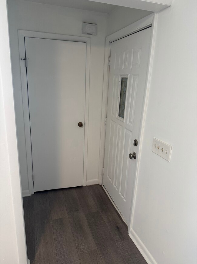 Building Photo - 7 Mona Ave