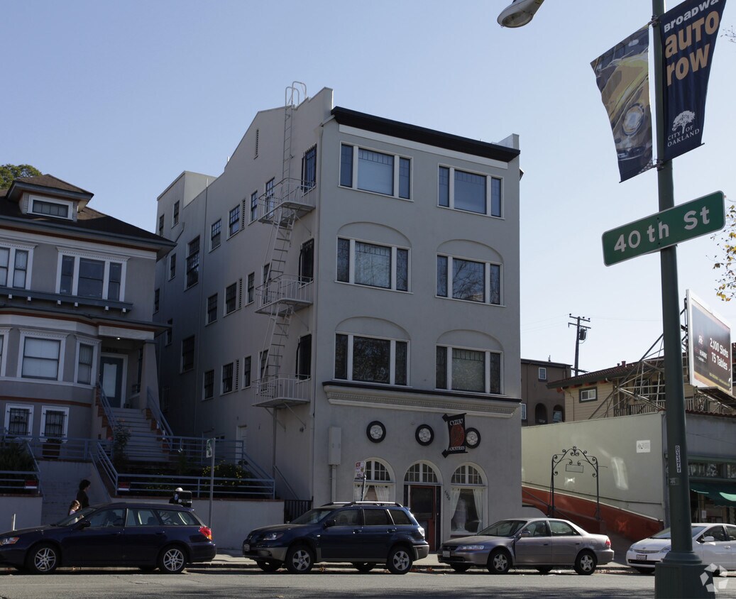 Primary Photo - 4020 Broadway