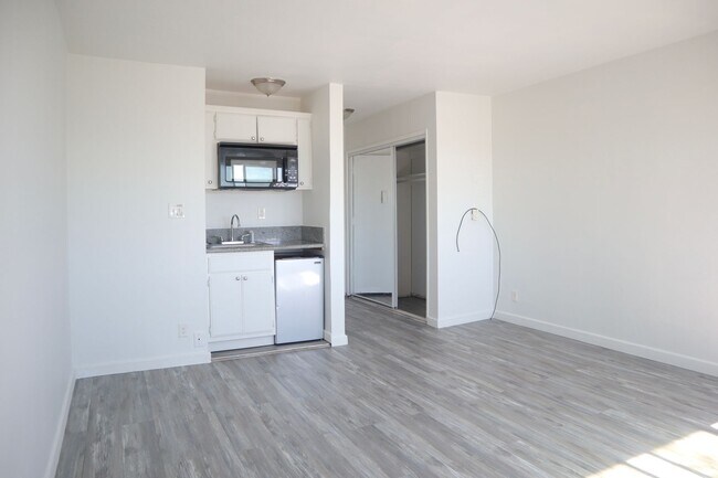 Foto del edificio - Bachelor Studio in Heart of Koreatown!
