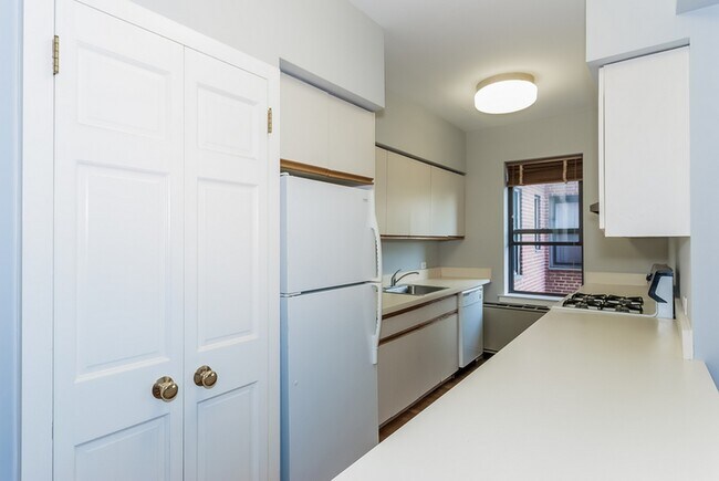 Building Photo - 40 W Elm St
