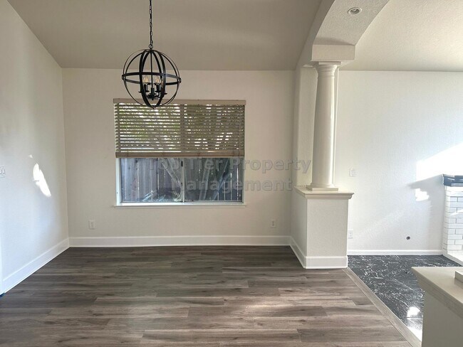 Foto del edificio - Beautiful 4 Bed / 2 Bath / 2,660 sqft Sing...