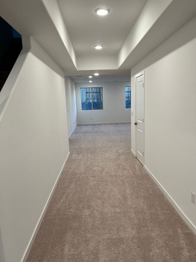 Building Photo - 681 Estancia Ct