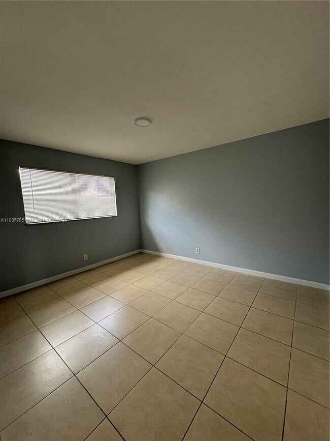 Foto del edificio - 6840 Pembroke Rd