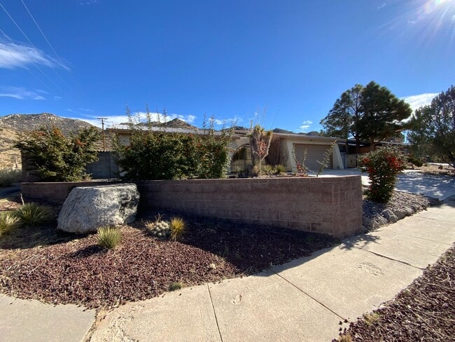 Foto del edificio - 4 Bedroom Single Story Home Available Near Tramway Blvd NE & Copper Ave NE!