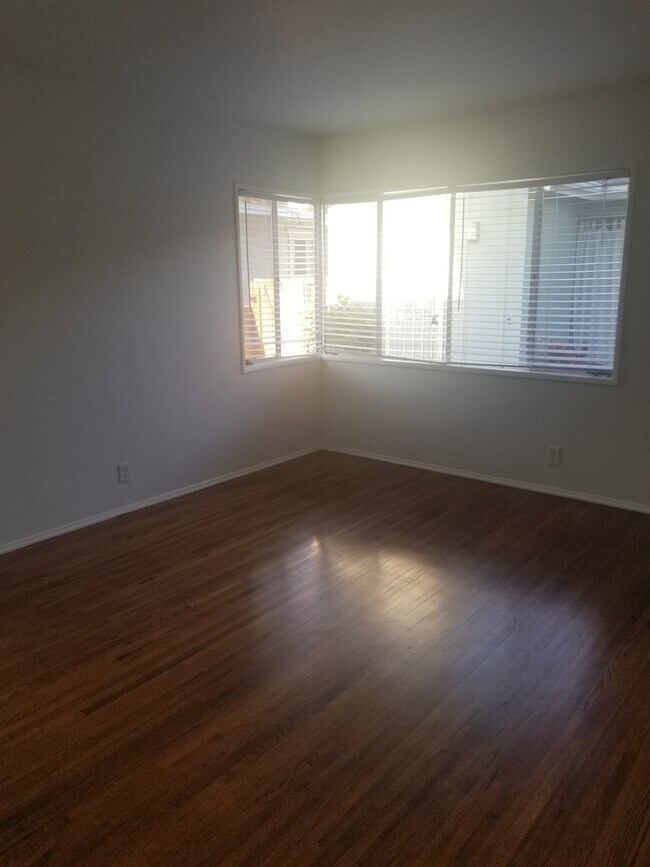 Foto del edificio - 830 Temple Ave