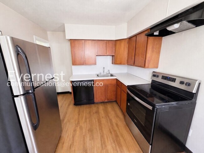 Foto del edificio - 3 Bed/2.5 Bath Home with Detached Garage / Pet-Friendly / Vouchers Accepted / Available Now!