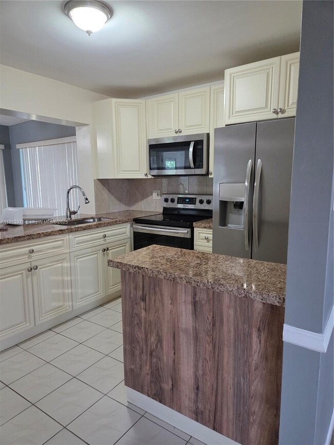 Foto del edificio - 1040 NW 73rd Terrace