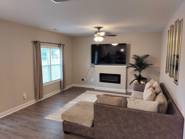 Building Photo - New to Raeford