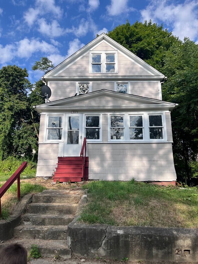 Building Photo - Charming Colonial in the Heart of Akron!