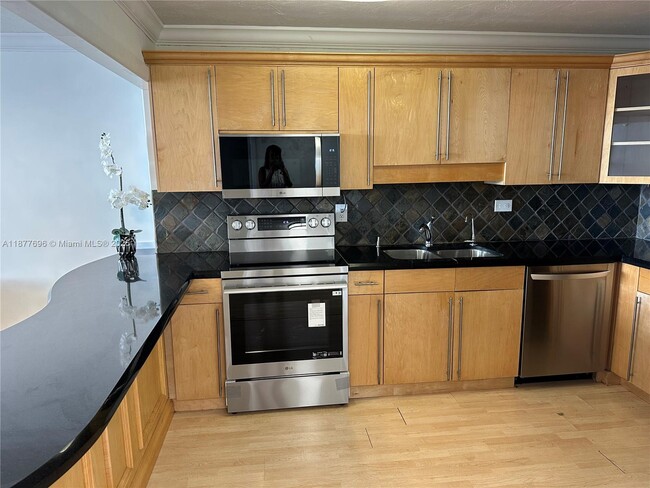 Building Photo - 6039 Collins Ave