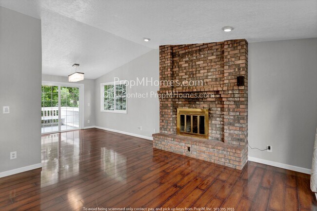 Foto del edificio - Secluded Nature Retreat: 3 Beds, 2 Baths with Bonus Space!