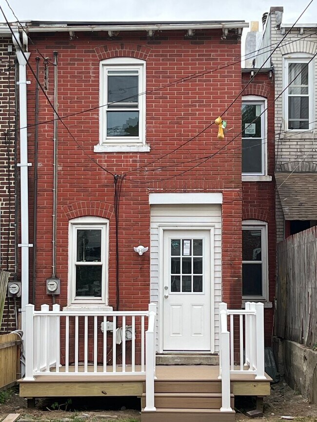 Foto del edificio - This fully remodeled 3-bedroom home is rea...