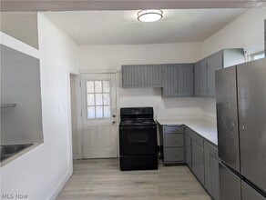 Building Photo - 545 W 36th St